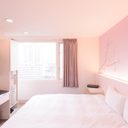 Kiwi Express Hotel - Zhong Zheng Branch Taichung Exteriör bild