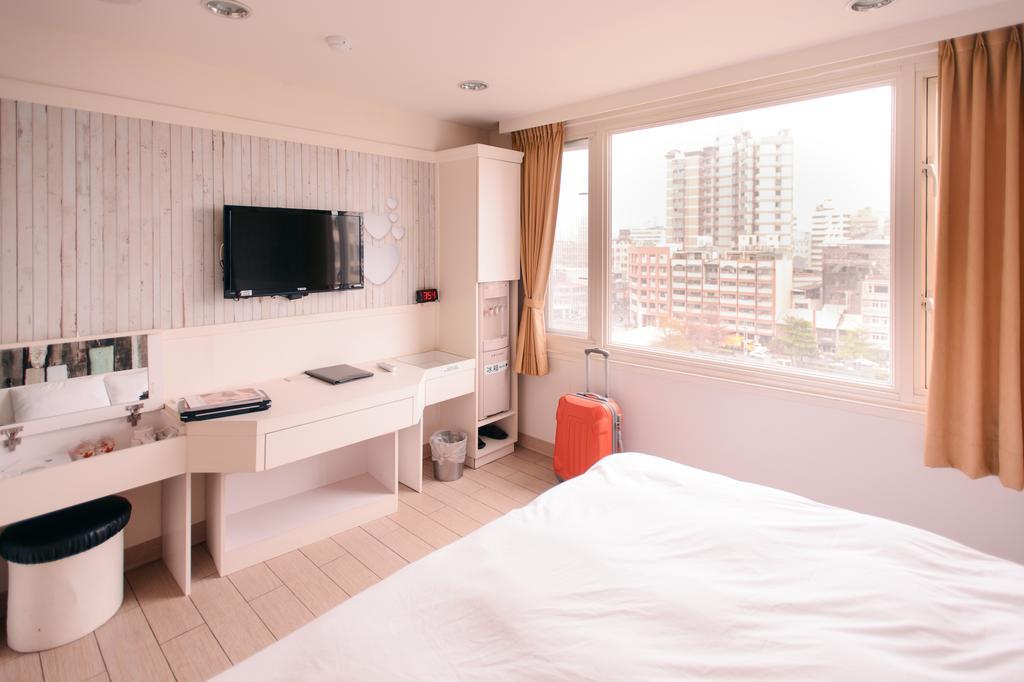 Kiwi Express Hotel - Zhong Zheng Branch Taichung Exteriör bild