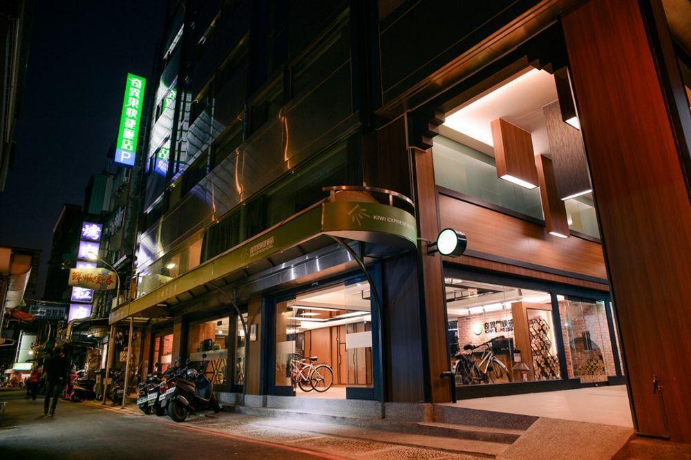 Kiwi Express Hotel - Zhong Zheng Branch Taichung Exteriör bild