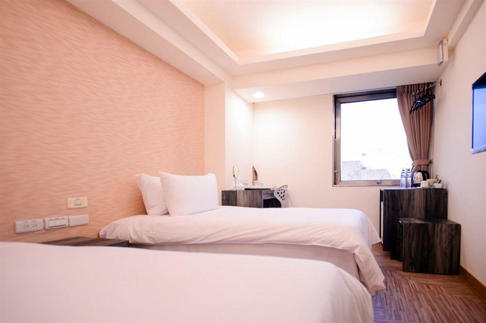 Kiwi Express Hotel - Zhong Zheng Branch Taichung Exteriör bild