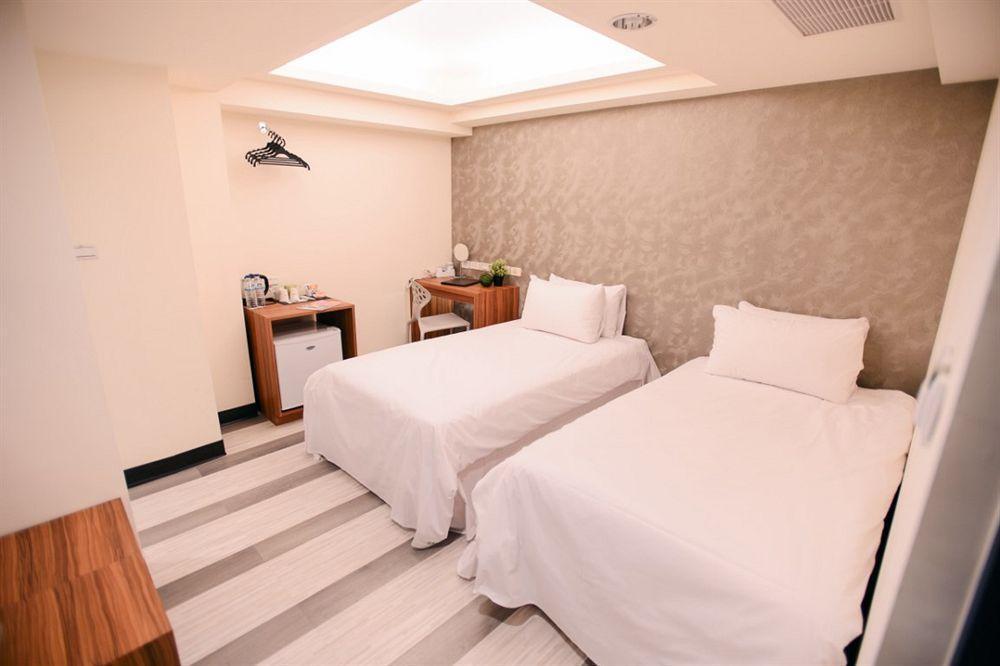 Kiwi Express Hotel - Zhong Zheng Branch Taichung Exteriör bild