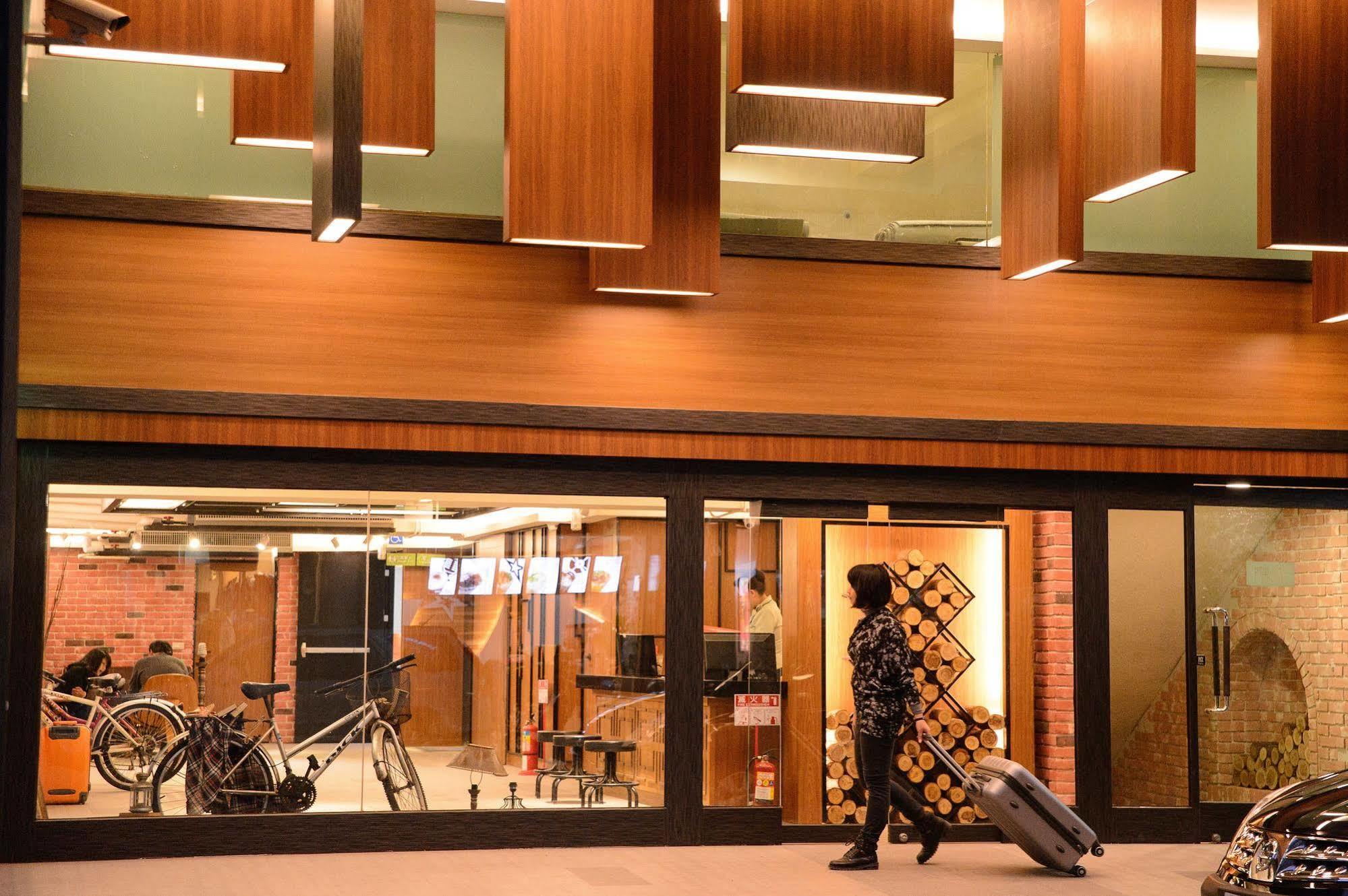 Kiwi Express Hotel - Zhong Zheng Branch Taichung Exteriör bild