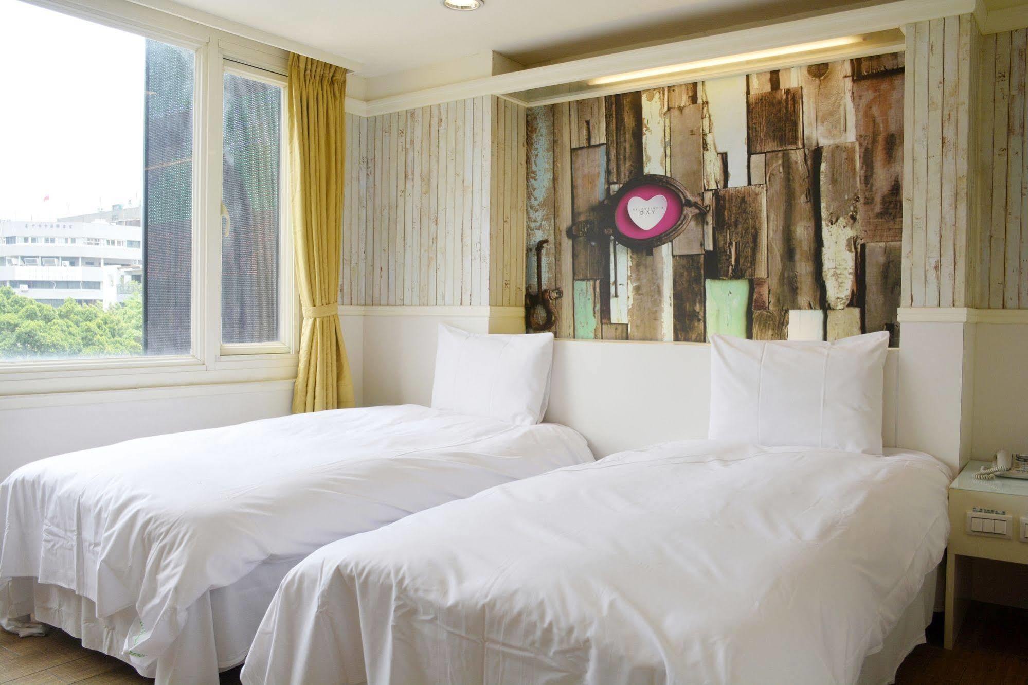 Kiwi Express Hotel - Zhong Zheng Branch Taichung Exteriör bild