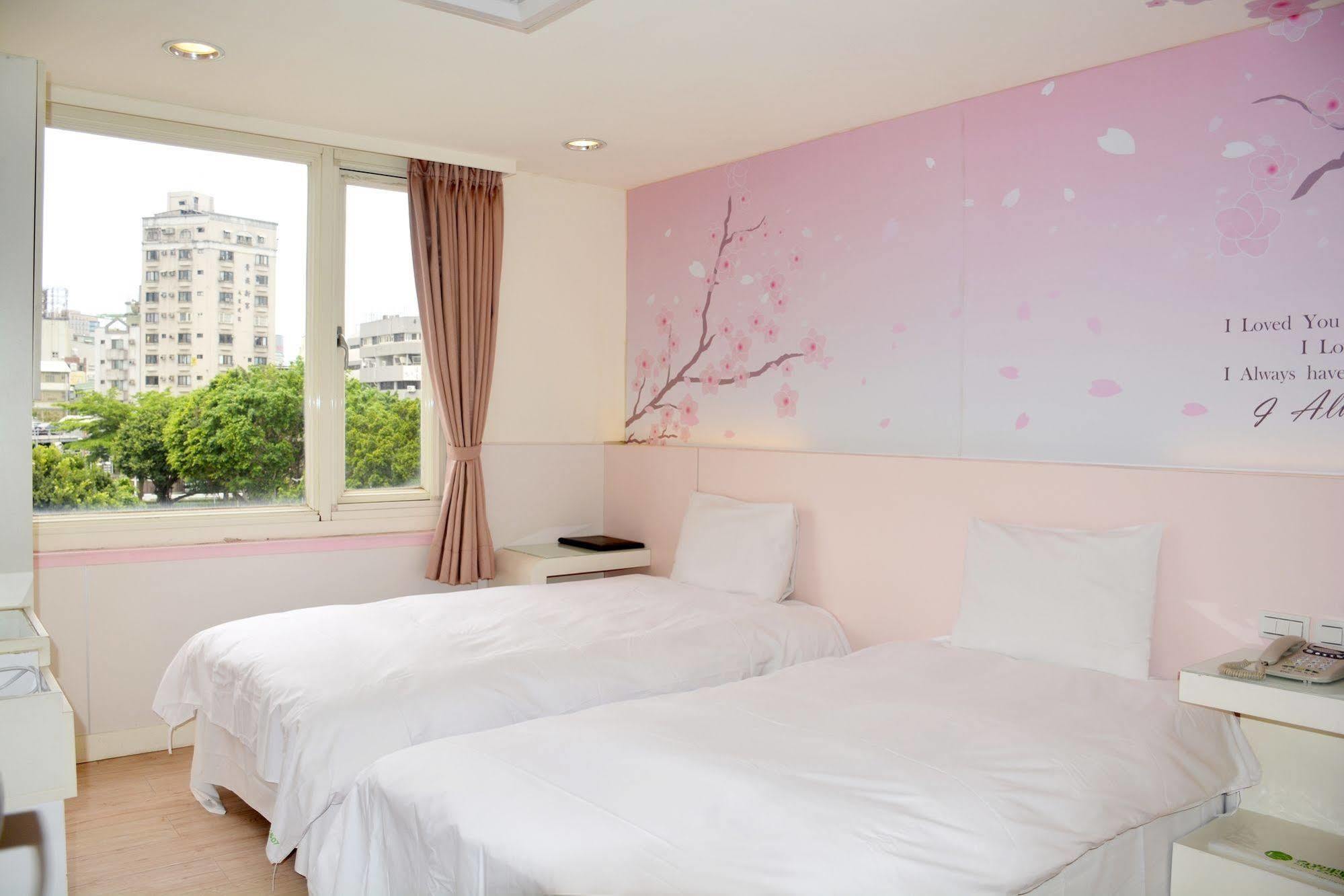 Kiwi Express Hotel - Zhong Zheng Branch Taichung Exteriör bild