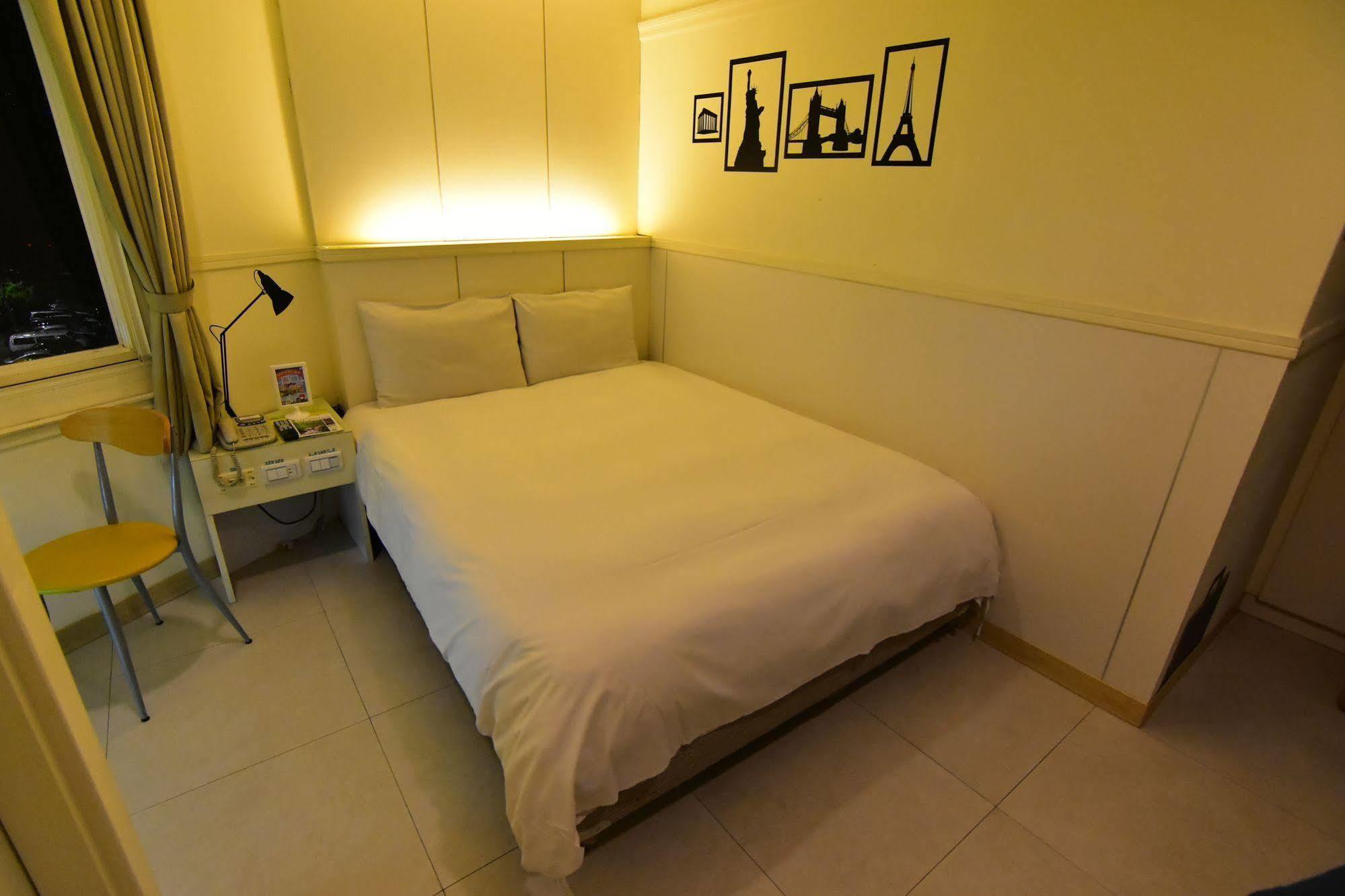 Kiwi Express Hotel - Zhong Zheng Branch Taichung Exteriör bild