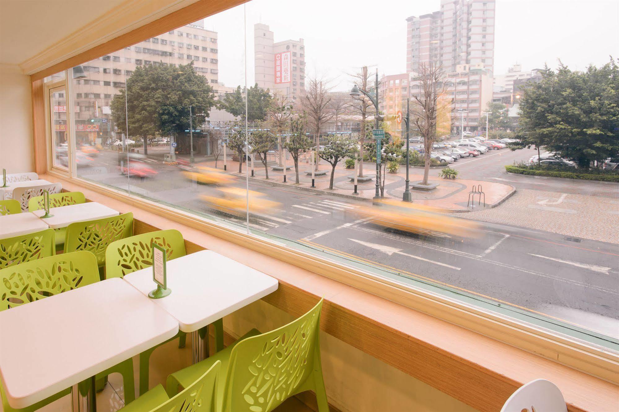 Kiwi Express Hotel - Zhong Zheng Branch Taichung Exteriör bild