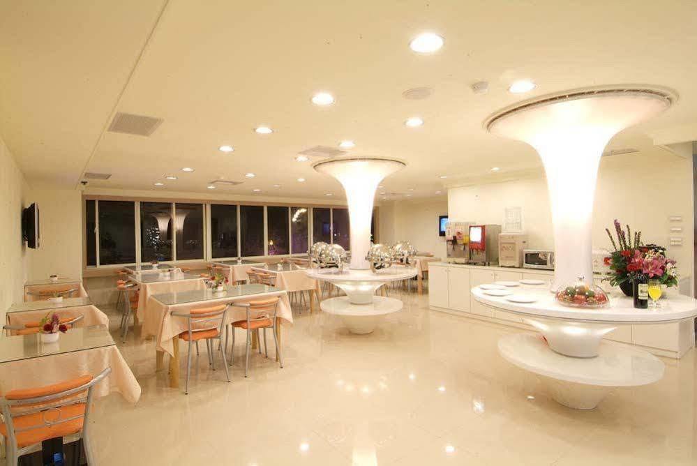 Kiwi Express Hotel - Zhong Zheng Branch Taichung Exteriör bild