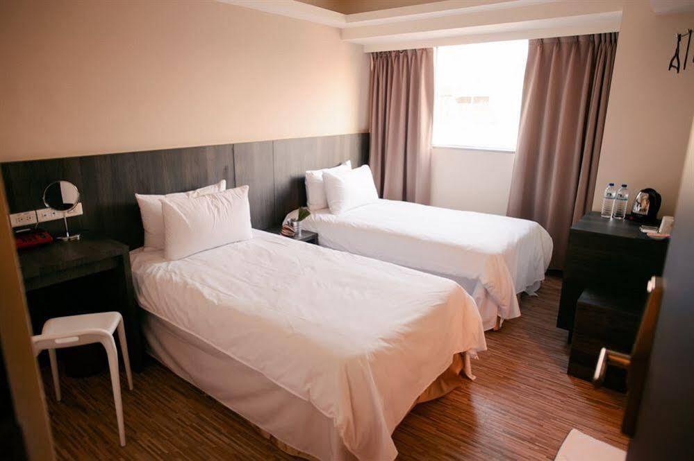 Kiwi Express Hotel - Zhong Zheng Branch Taichung Exteriör bild